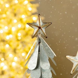 Árboles de Navidad de Metal Galvanizado Hechos a Mano con Follaje de Pétalos en Capas y Adornos de Estrella, Decoración Perfecta para la Mesa Navideña - Product Image 3