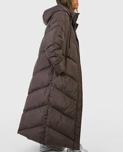 Veste matelassée en duvet en gros OEM/ODM pour femme, épaisse, à capuche, style streetwear, avec logo brodé, manteau d'hiver long pour femme - Product Image 5