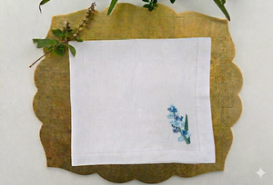 Servilleta de lino bordada con flor de lavanda, tonos suaves y relajantes, ideal para la hora del té y decoración rústica. - Product Image 2