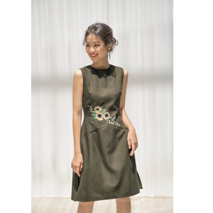Robe décontractée mini trapèze 100 % polyester pour femme, broderie florale printemps, fermetures éclair, logo personnalisé, fabricant OEM/ODM, tissage naturel - Product Image 2