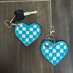Porte-clés tendance personnalisé à motif à carreaux turquoise et blanc, porte-clés en cuir façonné à la main en forme de cœur pour cadeaux et accessoires - Product Image 6