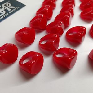 Anillo de Resina con Corazón Rojo Brillante, Anillo Grueso Hecho a Mano, Joyería de Moda, Ideal para Regalos, Fiestas y Uso Diario - Product Image 3