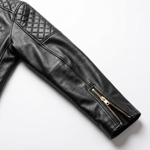 Chaqueta de Motociclista para Hombre, Duradera y Resistente, de Cuero Genuino Negro, con Cremalleras en los Hombros, Puños Acolchados y Cuello Camisero - Product Image 3