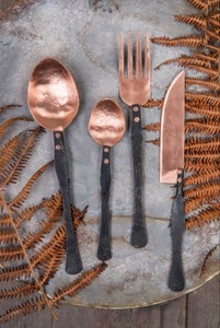 Ensemble de couverts en cuivre rose doré avec poignées carrées texturées, finition mate, design moderne, couverts en métal résistants à la rouille - Product Image 2