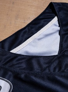 เสื้อเจอร์ซีย์ฟุตบอล ฮอกกี้ ซอคเกอร์ แบบสวม คอวี แขนกุด ผ้าโพลีเอสเตอร์ 100% ระบายอากาศ ป้องกันแบคทีเรีย ป้องกันรังสียูวี พิมพ์ลายดิจิตอลตามสั่ง ทรงหลวม - Product Image 5