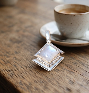 Colgante de Plata de Ley 925 con Piedra Lunar Arcoíris de Corte Cuadrado y Engaste de Bisel, Chapado en Oro Rosa y Oro, Joyería Hecha a Mano para Mujer - Product Image 5