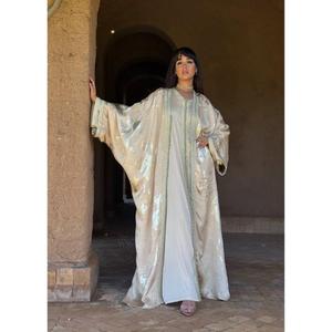 Kaftan traditionnel deux pièces coupe droite longueur ras du sol en soie irisée, col en V, pièce maîtresse hiver-été entièrement finie - Product Image 1