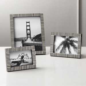 Cadre photo rectangulaire moderne en bois et os imprimé motif chevron, gris et blanc, pour décoration intérieure, cadeau artisanal Noushad - Product Image 1