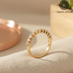 Bague d'éternité de fiançailles pour femme Charm Jewells plaquée or 22 carats avec moissanite taille coussin sertie à griffes, classique, certifiée IGI - Product Image 5