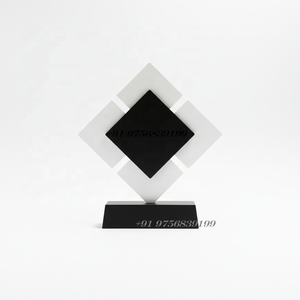 Trophée géométrique moderne en résine acrylique noir et blanc avec base en bois noir pour la reconnaissance d'entreprise et les événements - Product Image 6