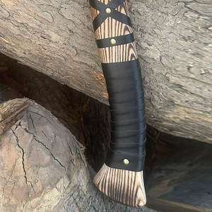 Hache viking de style nordique avec tête en acier gravée et manche en bois pour utilisation en extérieur et cadeaux - Product Image 3