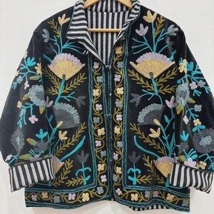 Chaqueta de terciopelo con bordado floral Suzani, abrigo estilo festival folclórico uzbeko con relleno de algodón para ropa exterior tipo bomber/duster a precio económico. - Product Image 4