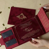 Invitation de mariage personnalisée en velours rouge foncé avec emblème estampé or, taille personnalisée, pour mariage, Noël, fête des mères, Nouvel An, Saint-Valentin