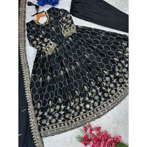Belle robe Anarkali avec pendentif et Dupatta pour les fêtes et les soirées - Product Image 3