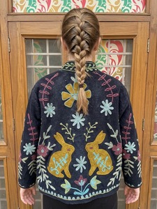 เสื้อแจ็คเก็ตบอมเบอร์กำมะหยี่ปักลายดอกไม้และกระต่าย แบรนด์ Alif คอจีน แขนยาว ผ้าฝ้าย 100% เป็นมิตรกับสิ่งแวดล้อม เหมาะสำหรับฤดูหนาว แห้งเร็ว - Product Image 2