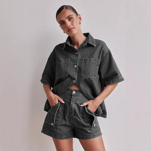 Ensemble 2 pièces en jean délavé vintage de haute qualité pour femme : chemisier élégant à boutons et short décontracté à col rabattu et manches courtes - Product Image 3