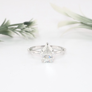 Anillo de Compromiso Vintage de Oro Blanco con Diamante Cultivado en Laboratorio de Corte Pera y Anillo de Boda con Acentos de Múltiples Piedras para Mujer, Venta al por Mayor, Regalo - Product Image 1
