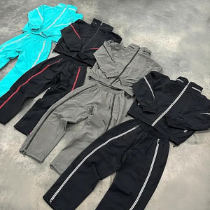 Ensemble de survêtement personnalisé deux pièces, design streetwear, veste coupe-vent réfléchissante et pantalon de survêtement avec sweat à capuche pour homme - Product Image 4