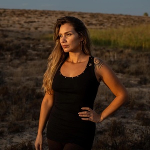 Top Estilo Boho con Detalle de Flor de Latón, Diseño Hecho a Mano para Festivales, Yoga y Uso Diario, Suave y Cómodo - Product Image 1