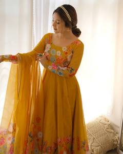 Ensemble de robe Anarkali en tissu d'organza de soie pure et douce, coupe évasée, motif Kali, avec dupatta en toile et pantalon, pour femme. - Product Image 2