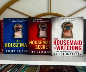 Ensemble de 3 livres : La femme de chambre, Le secret de la femme de chambre, La femme de chambre regarde (broché) - Product Image 2