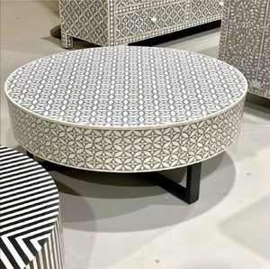Mesa de centro ovalada con incrustaciones de hueso gris y blanco, con motivos de hojas intrincados, sobre una base de latón sólida y lisa. A precio de mayorista. - Product Image 2