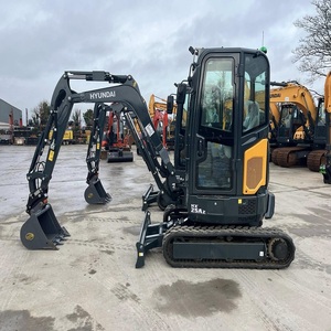 Mini-excavatrice Hyundai d'occasion conçue pour des travaux de terrassement précis, de creusement de fossés, d'aménagement paysager et de construction générale. - Product Image 5