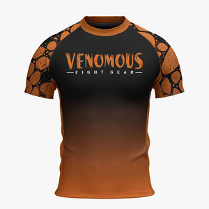 เสื้อรัดกล้ามเนื้อแขนสั้น Venomous Fight Gear สำหรับผู้ชาย แห้งเร็ว ผลิตจากโพลีเอสเตอร์ เหมาะสำหรับฝึกซ้อม MMA BJJ สีส้มดำ พิมพ์ลายแบบ Sublimation - Product Image 4