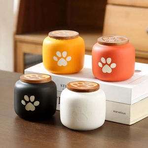 ペットの亡きことを記念する陶器製骨壺、竹の足跡模様の蓋付き、愛犬・愛猫の葬儀用遺骨保管容器、赤・白・黒・黄色の装飾 - Product Image 2