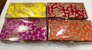 Elegante bolso de mano bordado con motivos florales para mujer, con tela de seda de alta calidad e intrincado bordado de hilo dorado con diseño de enredaderas. - Product Image 2