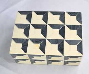 Boîte à bijoux artisanale moderne avec incrustations imprimées, forme rectangulaire, motif floral, noir et blanc, en os, avec couvercle et fermeture pour rangement - Product Image 1