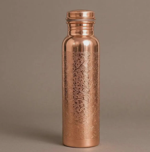 Bouteille d'eau en cuivre texturé symétrique, finition martelée, design minimaliste portable pour les voyages - Product Image 6