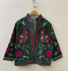 Chaqueta Corta Bordada a Mano con Diseño Étnico Suzani en Terciopelo Verde Oscuro para Mujer, Estilo Cachemir, con Bordado Floral - Product Image 1