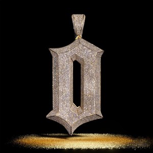 Pendentif Lettre en Argent 925 Plaqué Or 18K avec Moissanite Taille Princesse Sertie en Bezel, Breloque Prénom Personnalisée, Cadeau Bijou - Product Image 1