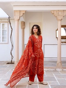 Conjunto de Kurti y Pantalón de Algodón Marrón Oliva con Detalles Rojos Mostaza, Estampado Discharge Hecho a Mano, Dupatta Elegante, Tradicional, Elástico, para Fiestas y Uso Diario - Product Image 1
