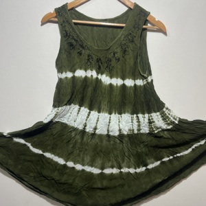Atractiva Blusa Túnica Boho sin Mangas con Cuello Redondo y Estampado Tie Dye Verde Oliva para Mujer |   Vestido Casual Holgado con Corte Evase para Verano - Product Image 1