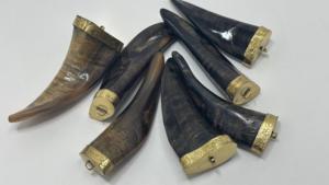 Colgantes de cuerno natural tallados a mano con tapa de latón grabada, dijes de cuerno de búfalo pulido para la fabricación de joyas y manualidades - Product Image 4