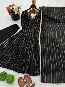 Abito di Design in Finto Georgette, Collezione Anarkali Pakistana per Matrimoni, Completo Anarkali con Kameez Corto, India - Product Image 2