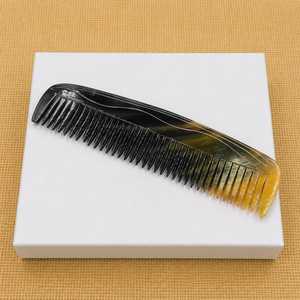 Peigne en corne de buffle artisanal moderne, forme ovale, poli, imitation antique, durable, artisanat naturel, objet d'art de collection - Product Image 6