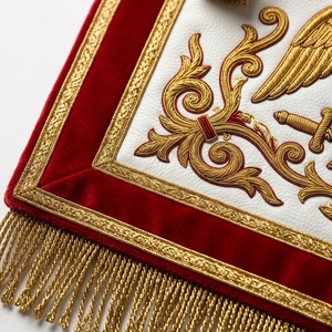 Delantal Masónico de Terciopelo Rojo de Lujo con Bordado Dorado, Águila de Dos Cabezas de 32 Grados, Regalia Masónica, Impresión Personalizada, Pin de Seguridad - Product Image 4