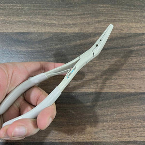 Pince à extensions capillaires personnalisée avec logo, 2 trous, courbée, en acier inoxydable, couleur beige, outils pour extensions capillaires - Product Image 4