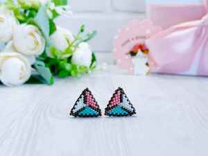 Pendientes Triangulares Pequeños con Cuentas, Chapados en Oro, con Cuentas Rosas, Azules y Blancas, Pendientes para Mujer, Coloridos, Delicados, Minimalistas, Geométricos, para Fiesta - Product Image 6