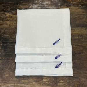 Serviette de table carrée classique personnalisée en coton, brodée motif poisson bleu, délavée, durable, réutilisable, lavable en machine, avec ourlet festonné - Product Image 4