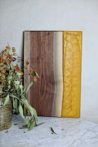Planche à découper exclusive en bois d'acacia et résine de rivière, plateau de service en bois de luxe pour charcuterie et cuisine - Product Image 2