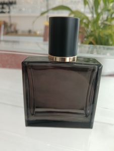 ขวดแก้วสี่เห<span class=keywords><strong>ล</strong></span>ี่ยมไล่สีขนาด 50 มล. 100 มล. สำหรับบรรจุน้ำหอมแบบเป<span class=keywords><strong>ล</strong></span>่า ฝาสีดำสำหรับฉีดพ่นน้ำหอม พร้อมบริการสกรีนโลโก้ - Product Image 3