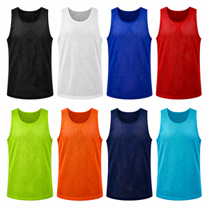 Maillot d'entraînement réversible personnalisé, gilet d'entraînement en mesh réversible pour le football et le basketball, fabricant OEM ODM - Product Image 2