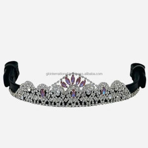 Bride de dressage en cuir noir et marron de haute qualité pour chevaux, avec bandeau orné de cristaux roses et blancs et chaîne de couronne. - Product Image 1