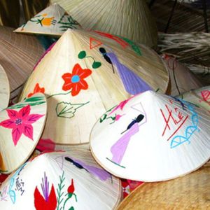 Chapeau en feuilles de palmier en bambou approuvé par les clients pour les cadeaux culturels et les décorations d'événements - Product Image 2