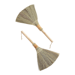 Juego Ecológico de 2 Escobas de Hierba Natural Hechas a Mano, Escobas Tradicionales Vietnamitas de Paja, Suaves, Duraderas y Ligeras para Uso Doméstico y de Jardín - Product Image 1