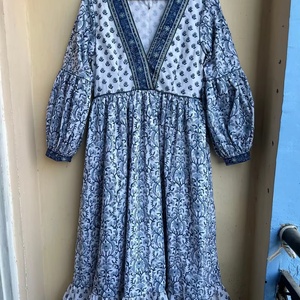 เดรสยาวพิมพ์ลายดอกไม้ด้วยมือ 100% ผ้าฝ้าย คอวี แขนยาว สไตล์ลำลองแบบดั้งเดิมสำหรับผู้หญิง - Product Image 1